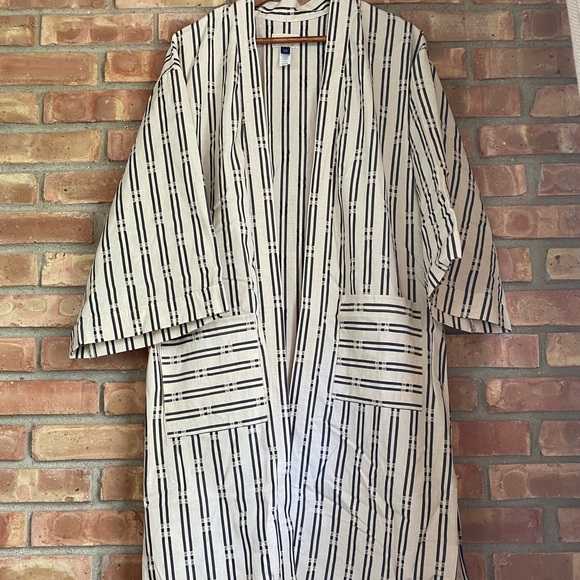 Universal Threads Long Roaming Lightweight Coverup - Picture 5 of 9